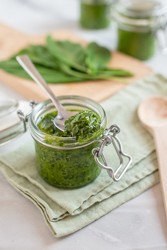 Vue sur un bocal de pesto à l'ail avec une cuillère