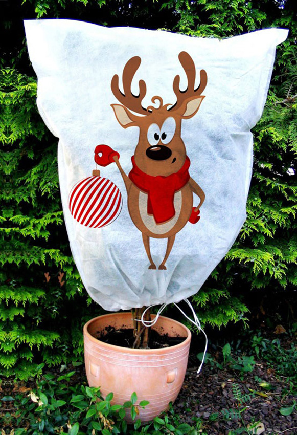 Housse décorative avec un renne et une boule de neige pour protéger un arbuste pendant l'hiver