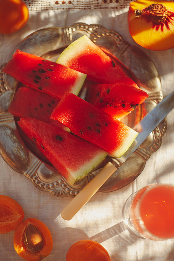 Tranches de pastèques, de pêches et d'abricots rouges mûrs au soleil d'été