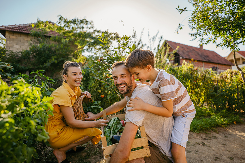 Une famille heureuse dans un potager