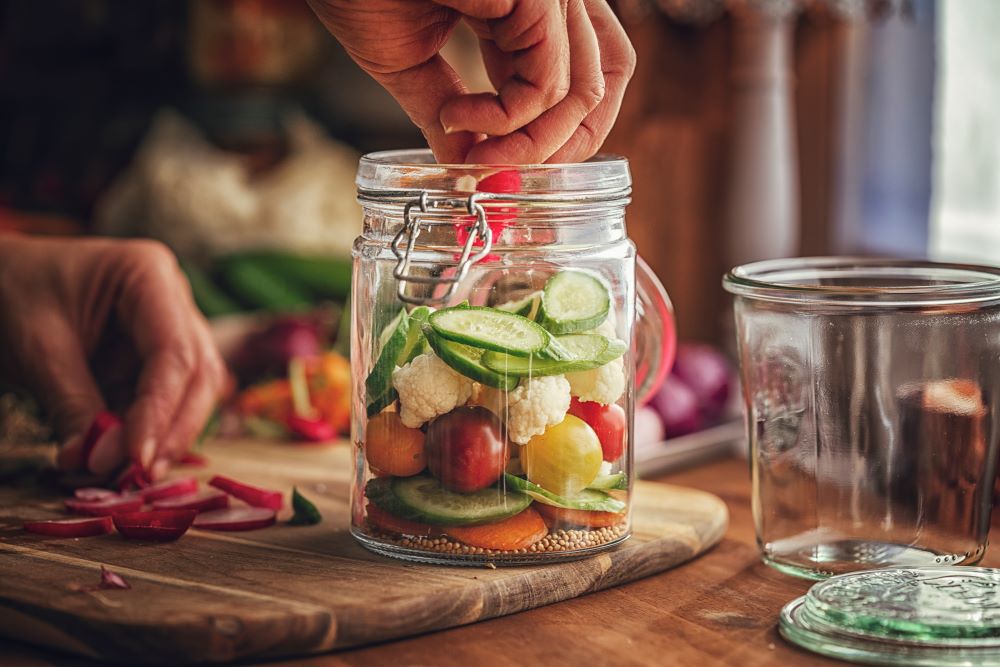 Photo d'un bocal en verre contenant des pickles de légumes