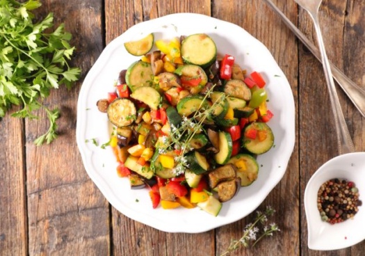 Photo d'une assiette servie et composée d'une ratatouille avec légumes du soleil.