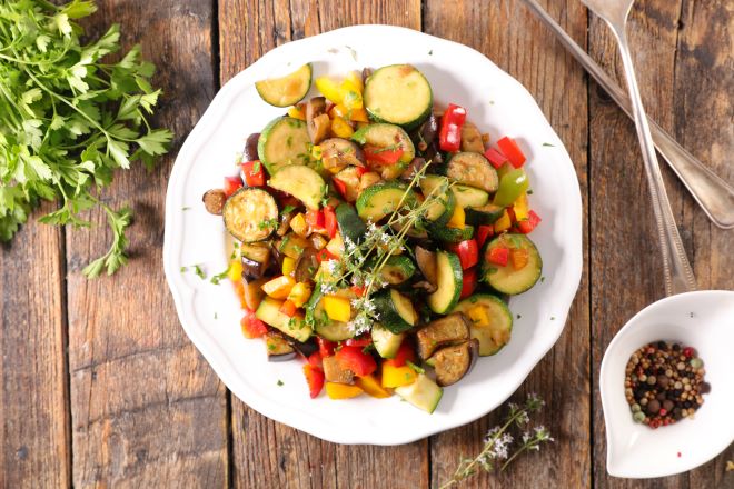 Photo d'une assiette servie et composée d'une ratatouille avec légumes du soleil.