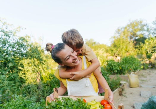 Photo d'un garçon avec sa maman au potager.