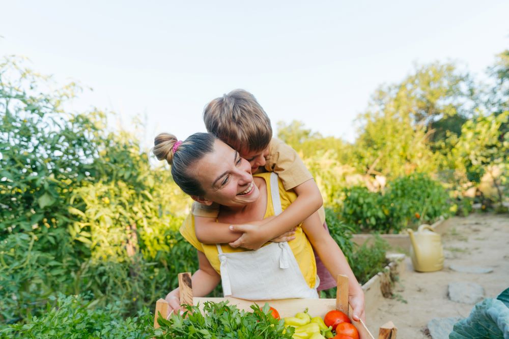 Photo d'un garçon avec sa maman au potager.