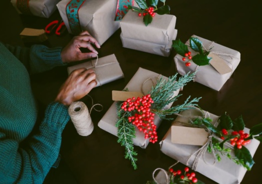 Paquets cadeaux à base de matière naturelle en train d'être préparés.