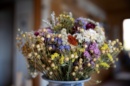 Bouquet de fleur sechées disposées dans un vase.