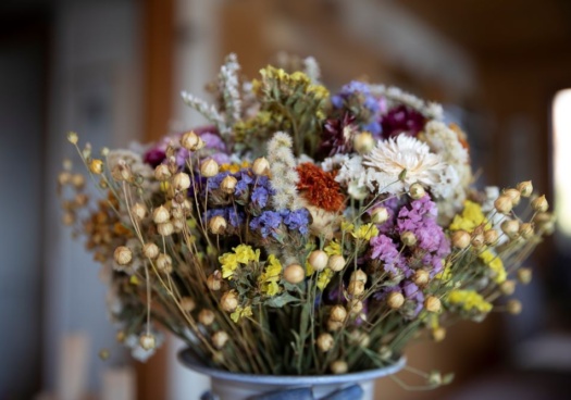 Bouquet de fleur sechées disposées dans un vase.