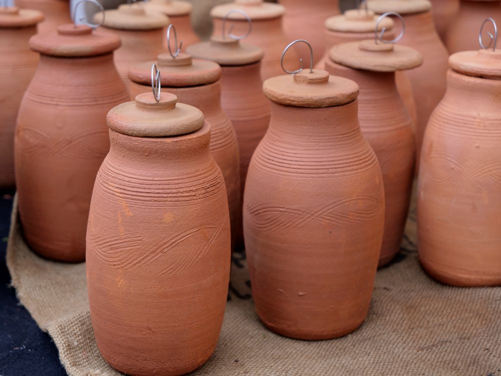 Olla à enterrer en argile installée dans un potager pour un arrosage écologique en profondeur