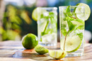 Photo de deux virgin mojitos avec de la menthe, disposés sur une table.