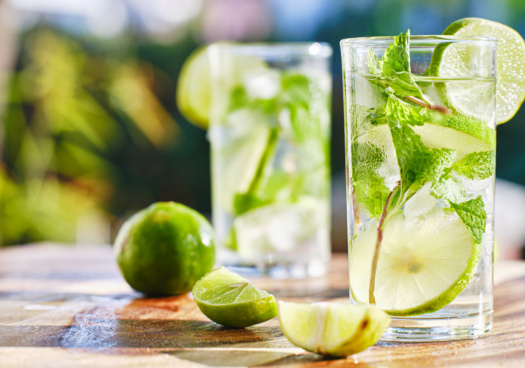 Photo de deux virgin mojitos avec de la menthe, disposés sur une table.