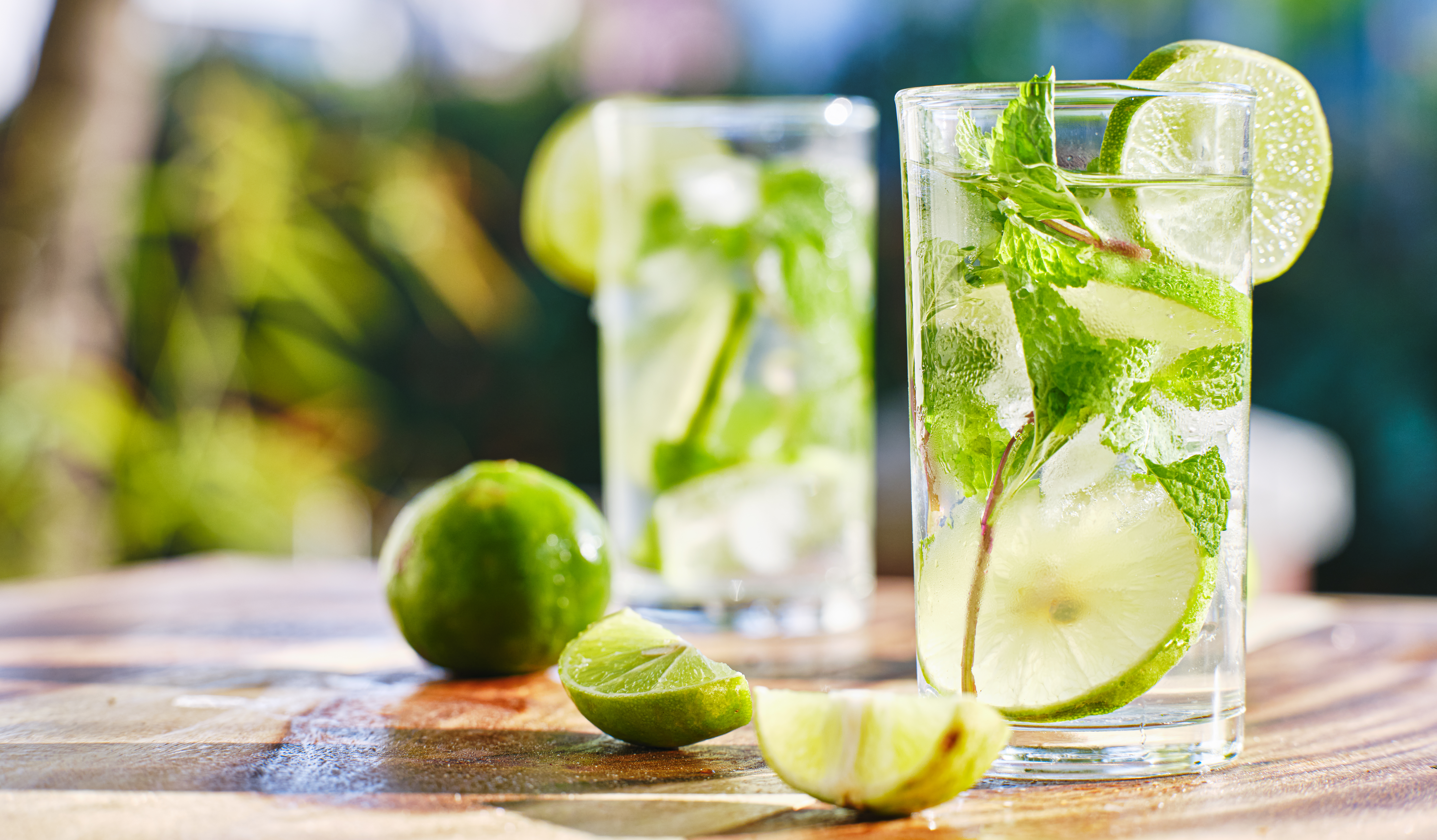 Photo de deux virgin mojitos avec de la menthe, disposés sur une table.