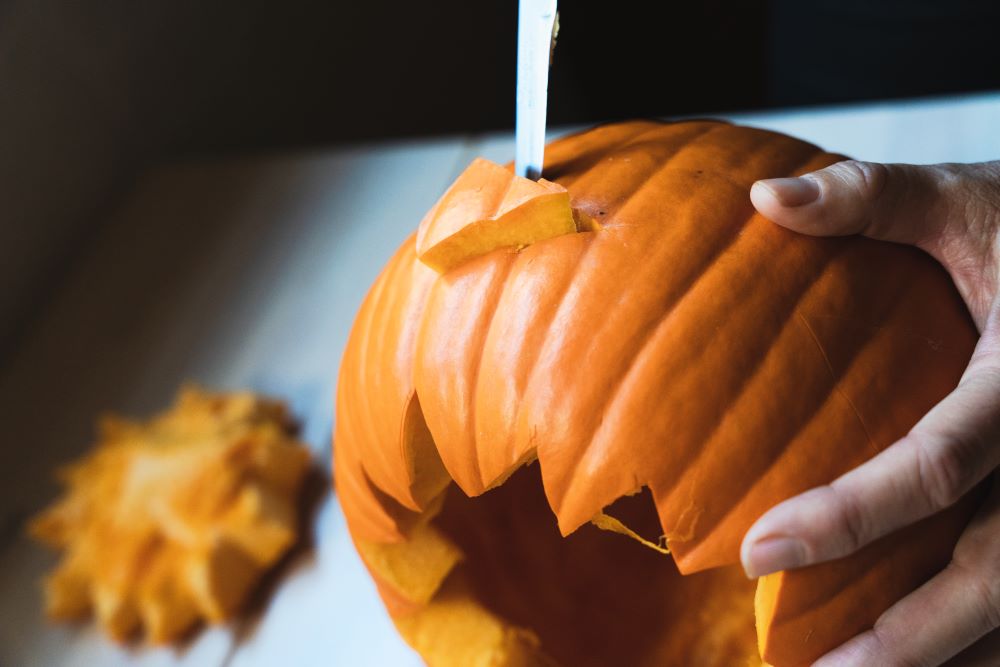 Sculpter la citrouille est une étape importante.