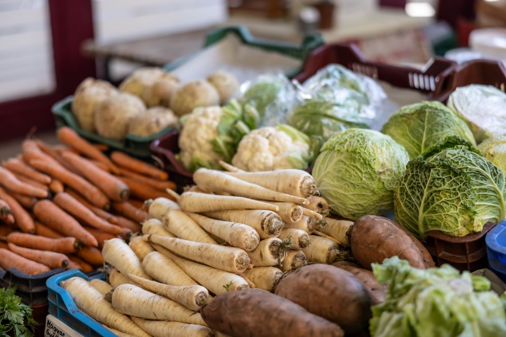 Un étale de choux et de légumes racines.