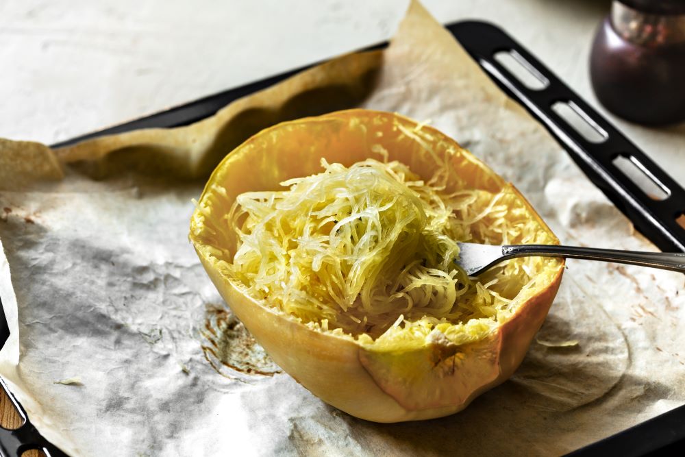 Photo d'une fin de cuisson de courgette spaghetti tout juste sortie du four.