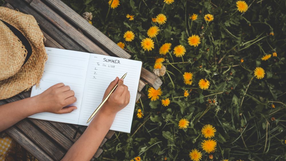 Image d'une liste de bonne résolution pour la nouvelle année, au jardin.