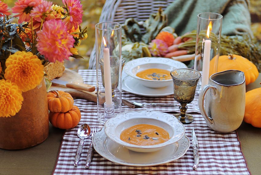 Belle table d'automne avec fleurs et légumes de saison